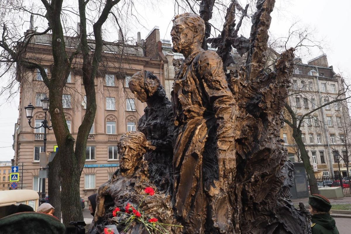 В Соляном переулке открыли памятник блокадному медику. Делимся  фоторепортажем с церемонии. — Новости Санкт-Петербурга › МР7.ру