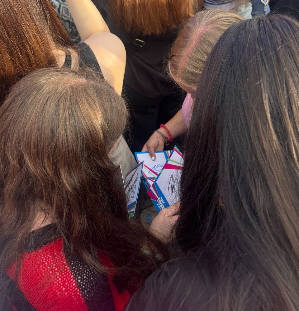 Разбор добытых автографов. Фото: Ирина Лапеченкова