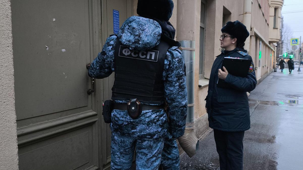 С любителей выпить в общественных местах петербургские приставы взыскали 2,8 миллиона рублей