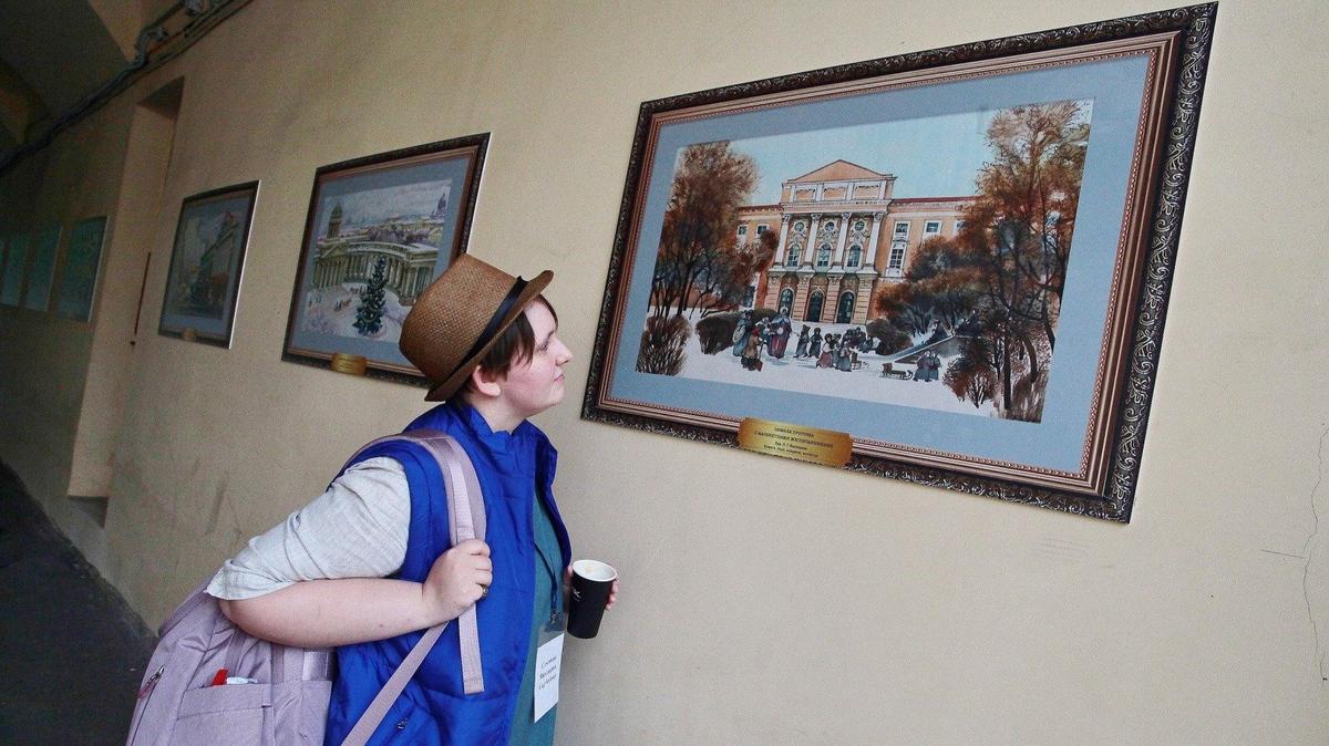 Арки зданий РГПУ имени Герцена украсили картинами с видами Петербурга