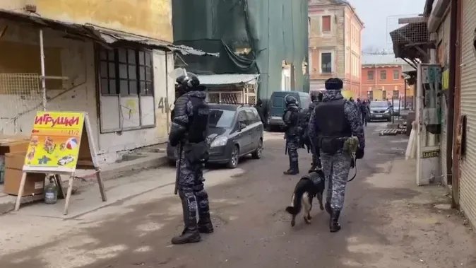 В Апраксином дворе проходит масштабный рейд силовиков