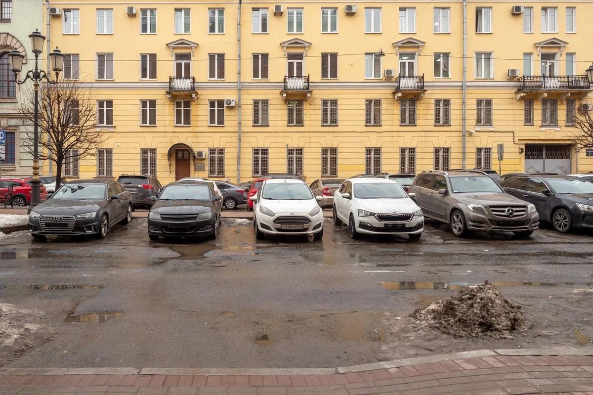 Платная парковка на Захарьевской улице (март 2023). Фото: Олег Золото / MR7