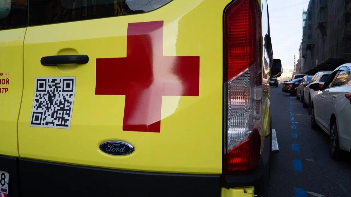 Изрезанного 17-летнего подростка увезли в реанимацию из квартиры на Долгоозёрной улице