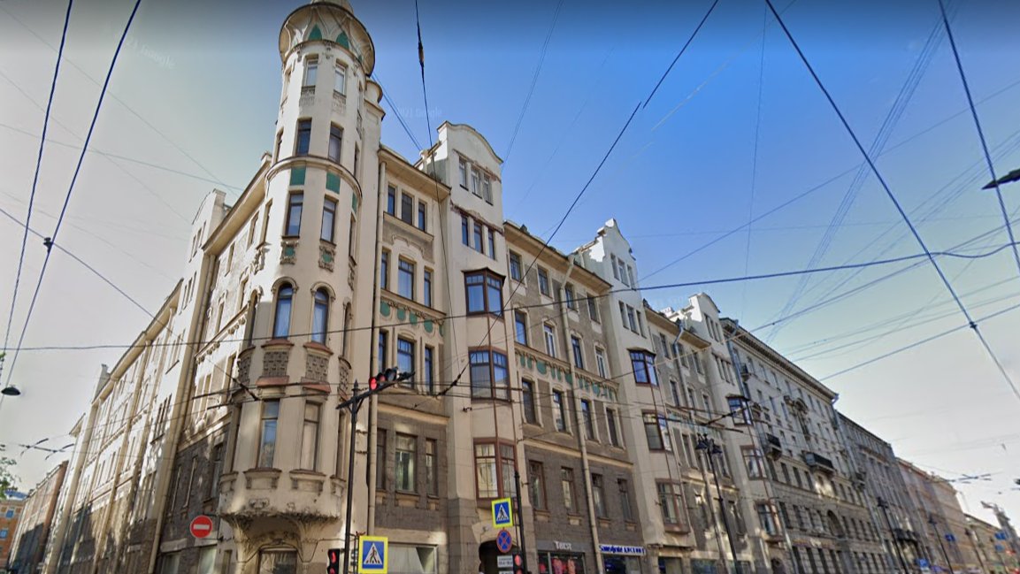 В доме-памятнике на Петроградской стороне затопило пятый этаж