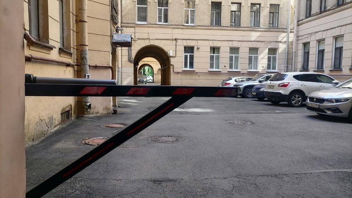 В Петербурге утвердили порядок установки шлагбаумов во дворах