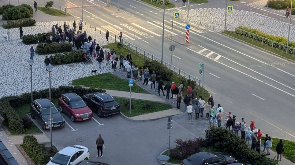 Очереди за водой в Новоселье вечером 23 июня. Фото: «ЖК Лесарт группа жителей»