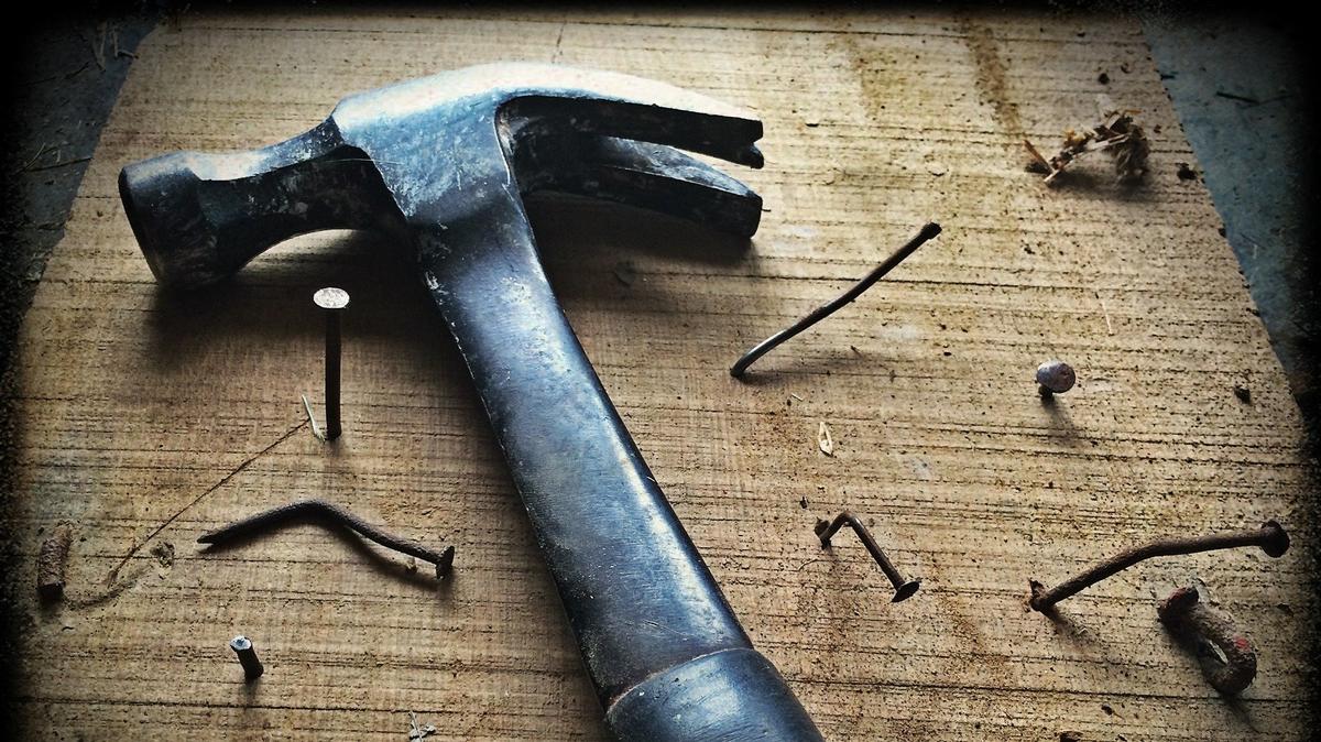 Перед судом предстанет ревнивый сантехник, избивший коллегу молотком