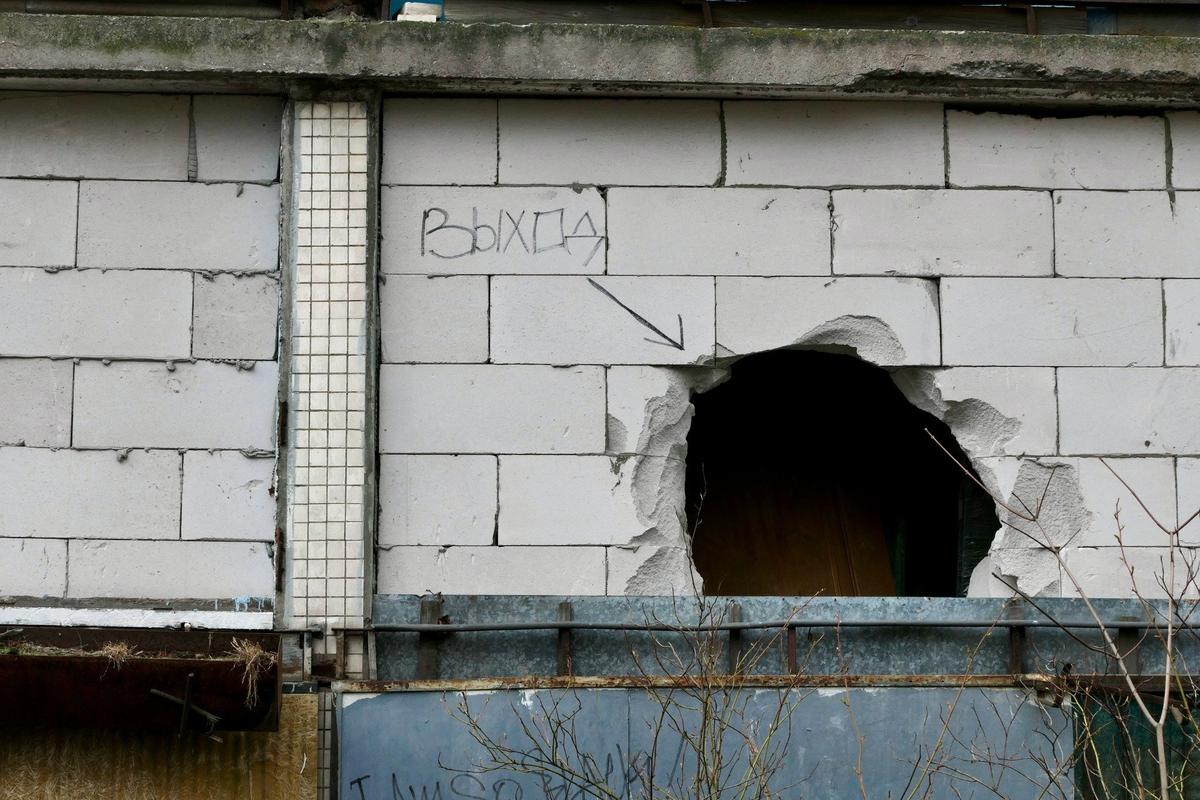 Пролом в стене одной из расселённых хрущёвок. Фото: Павел Даиси / MR7