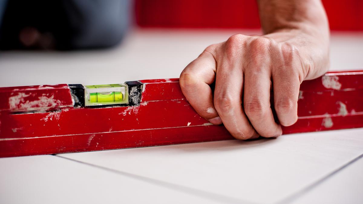 Петербуржец избил приятеля строительным уровнем и получил год колонии