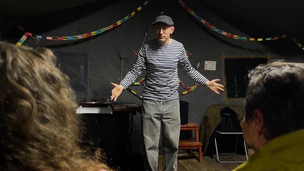 «Митьки» в «Ночлежке»: театральный сезон в петербургских пунктах обогрева открылся моноспектаклем Бориса Павловича