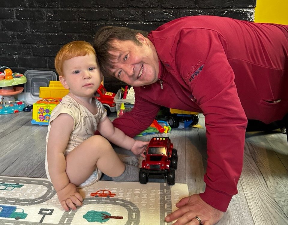 Марк с дедом, отцом Алисы. Фото из семейного архива