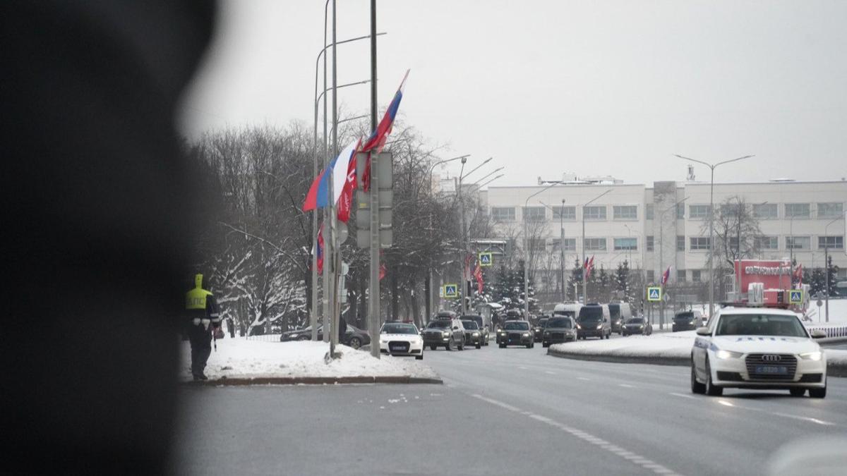 Кортеж Владимира Путина подъезжает к Пискарёвскому кладбищу. Фото: Павел Борисенко / MR7