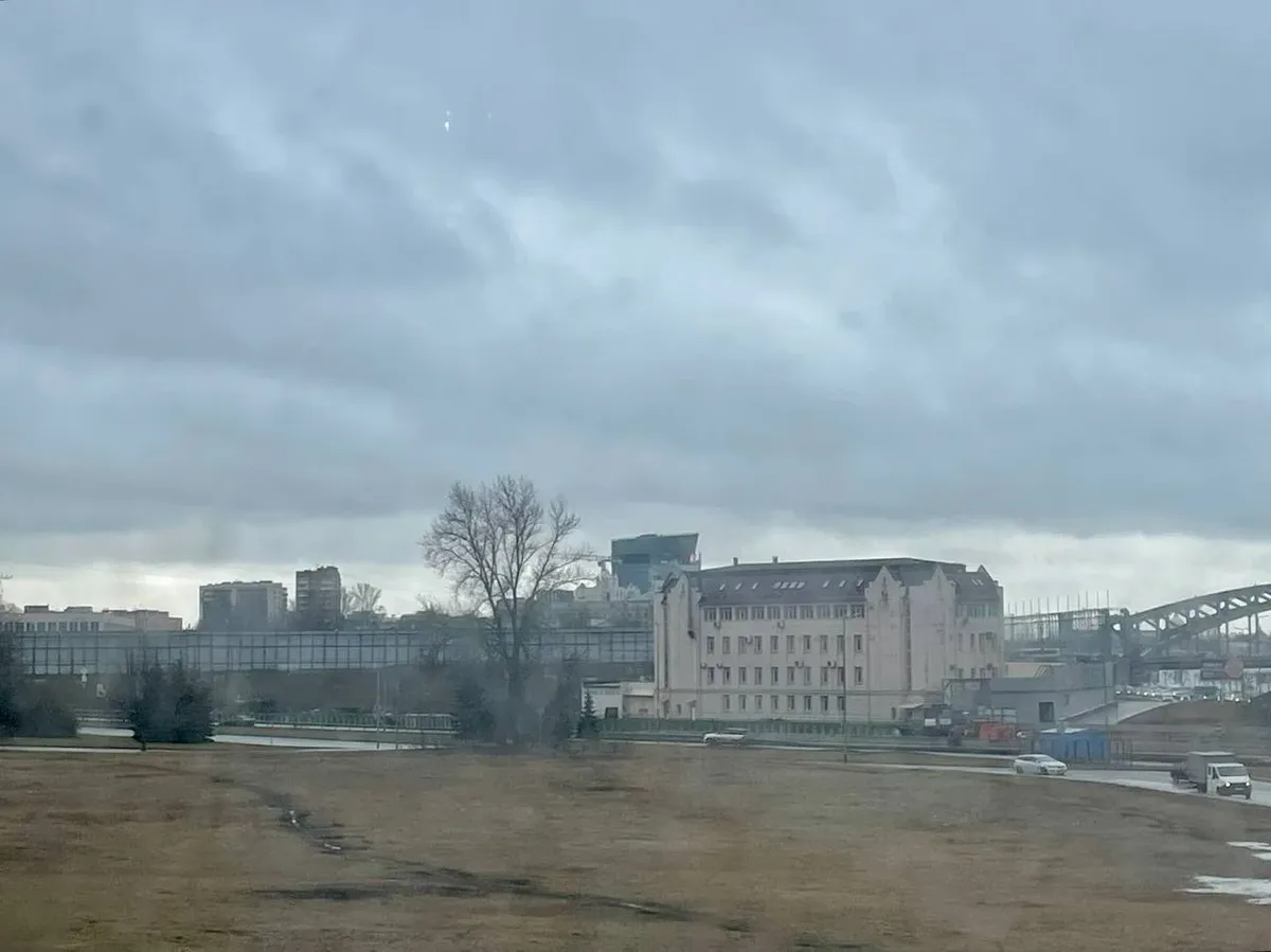 Территория за дорогой, которая огорожена высоким забор и въездом для строительной техники —и есть Охтинский мыс. Фото: Дарья Дмитриева / MR7.