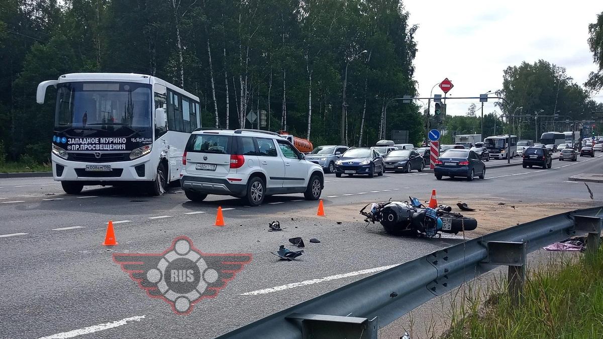 Мотоциклист погиб, столкнувшись с микроавтобусом на Горском шоссе в Петербурге