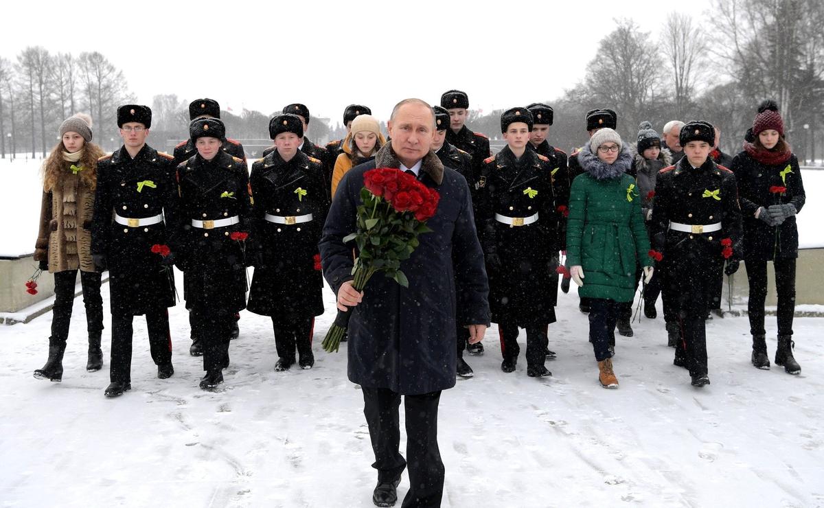 Затеев** — крайний мальчик справа. Фото: kremlin.ru