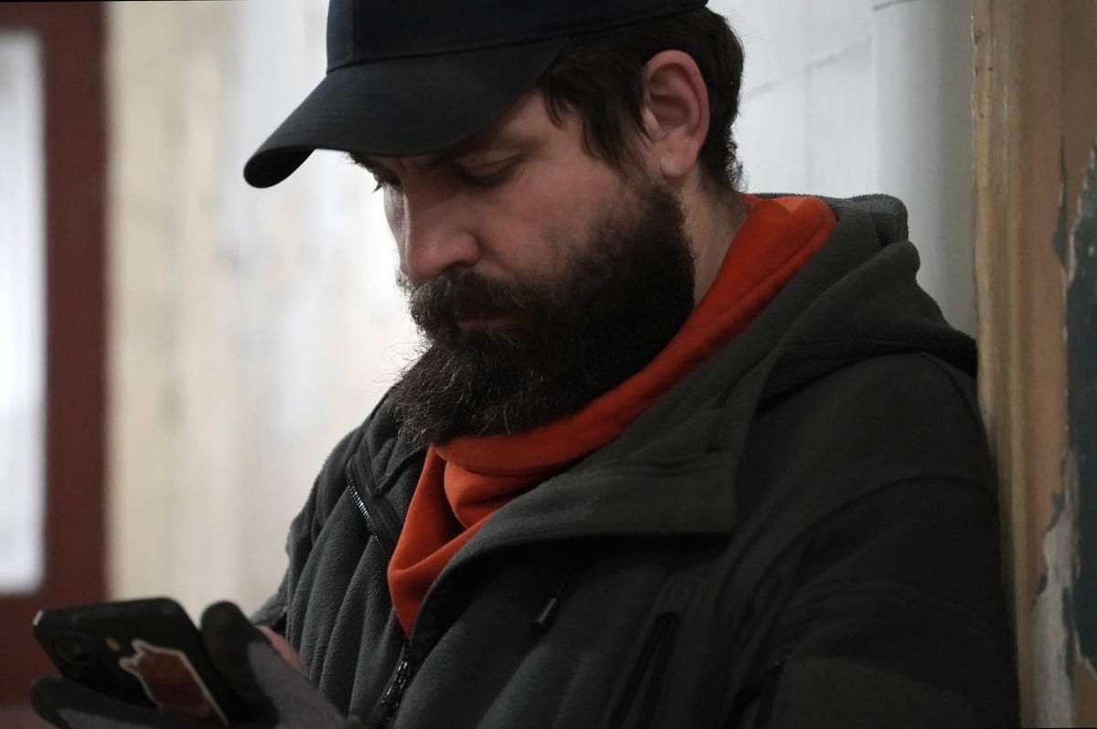 Александр руководит работами в парадной. Фото: Павел Борисенко / MR7