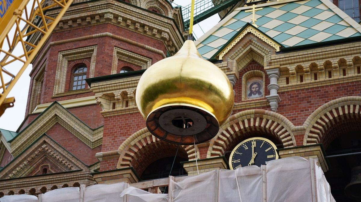 С пятиглавия собора Петра и Павла в Петергофе сняли строительные леса