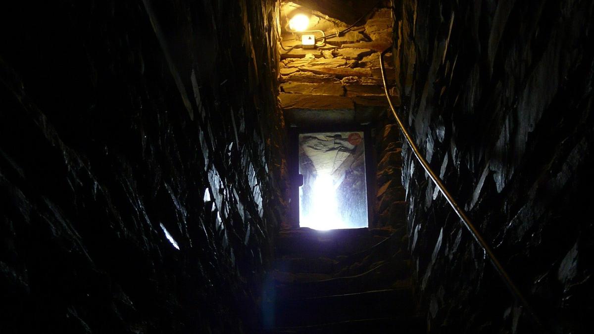 Бездомный насильно удерживал школьницу в подвале дома на улице Кораблестроителей