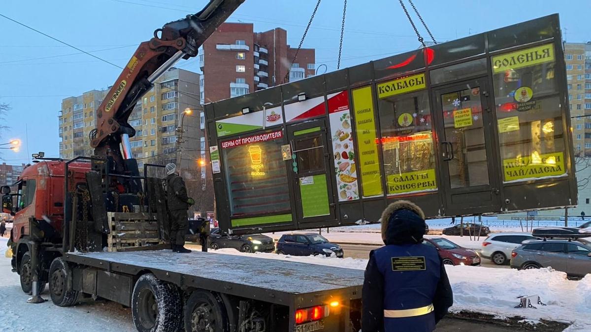 Незаконные торговые павильоны снесли в трёх районах Петербурга
