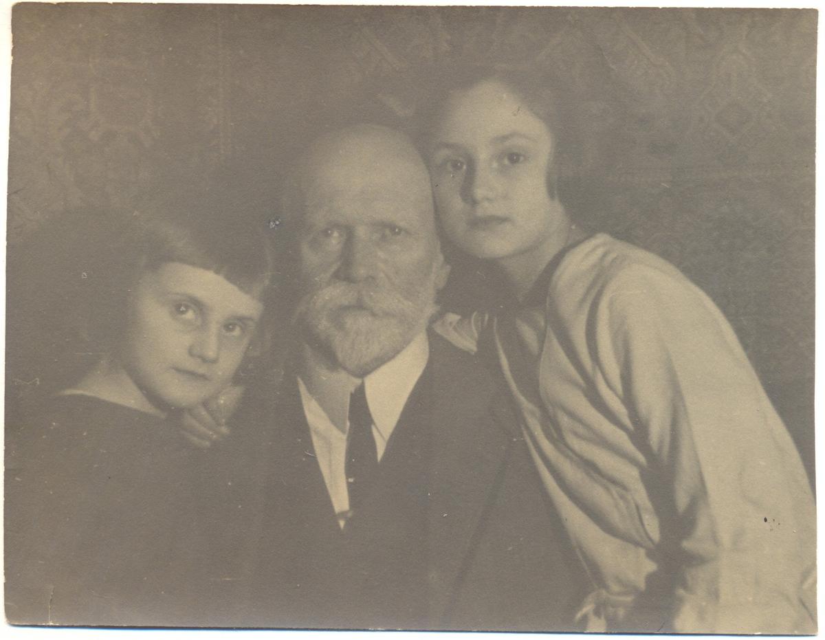 Сильвио Данини с внучками Марией и Еленой. Зима 1936-1937 год. Фото: из семейного архива Андрея Козлова