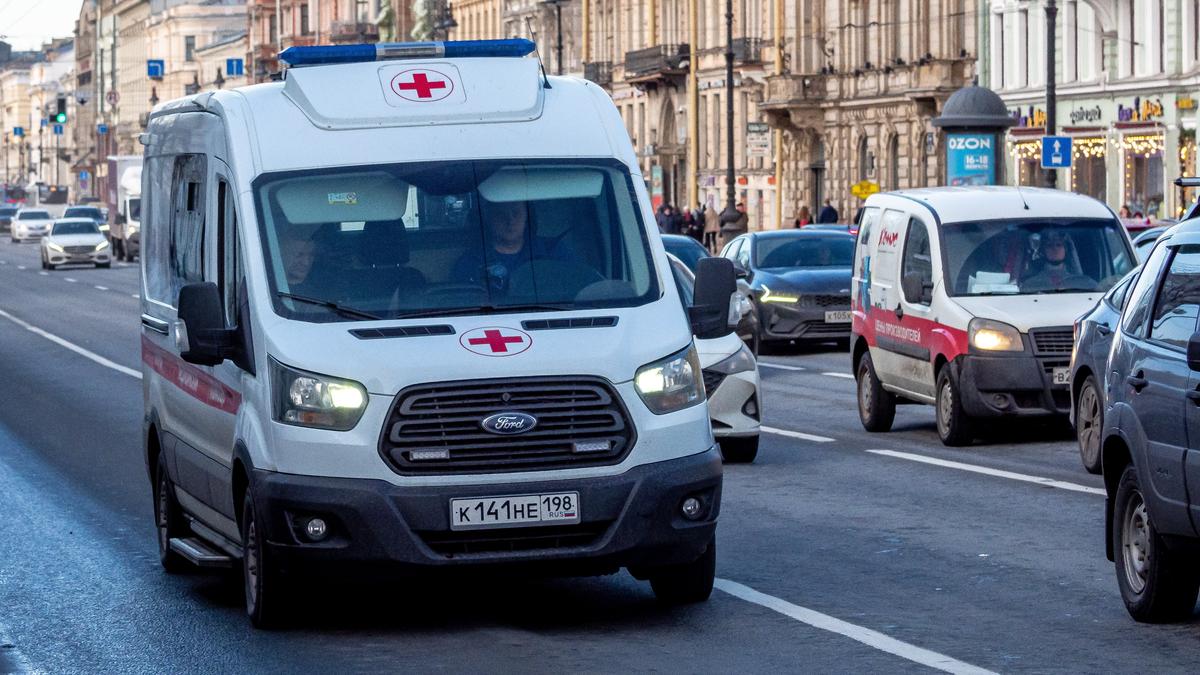 Врачи спасают школьницу, которая упала в булочной на Светлановском проспекте