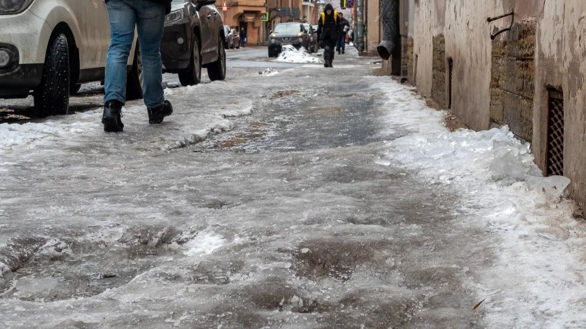 Кандидат наук отсудил у коммунальщиков 650 тысяч рублей за падение на льду