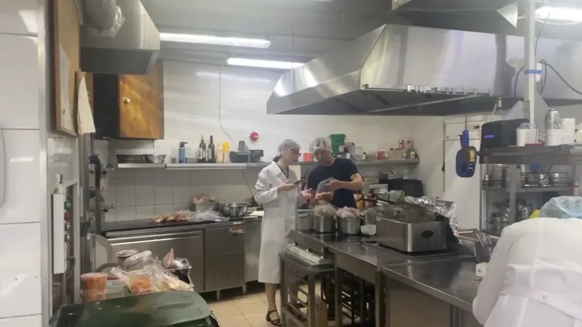 Почти 100 человек отравились после выпускных в ресторане в центре Петербурга