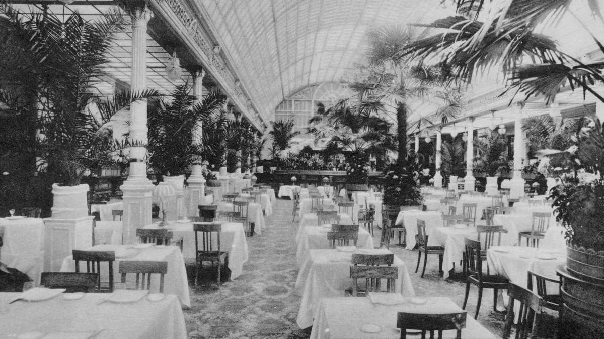 Большой зал ресторана «Медведь». Начало XX века. Открытка. Фотография из архива Государственного музея истории Петербурга