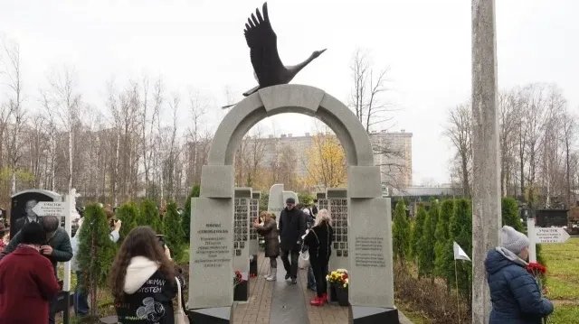 Мемориал в память о погибших в авиакатастрофе над Синаем в Петербурге. Фото: Олег Золото / MR7