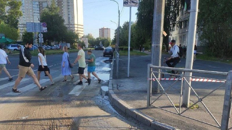 Трубу с холодной водой прорвало на улице Брянцева