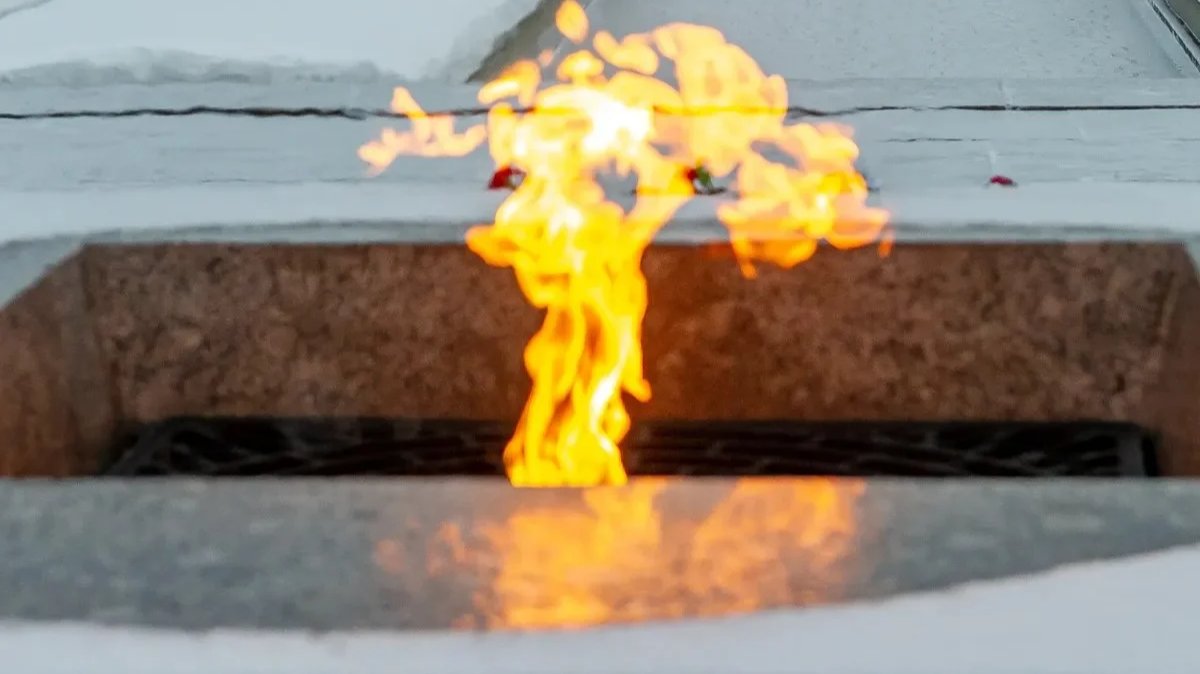 Полиция ищет подростка, который погасил снегом Вечный огонь в Киришах