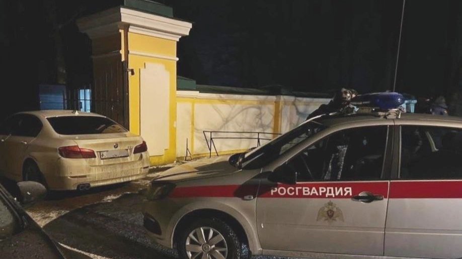 Водитель BMW врезался в ворота парка «Александрия»