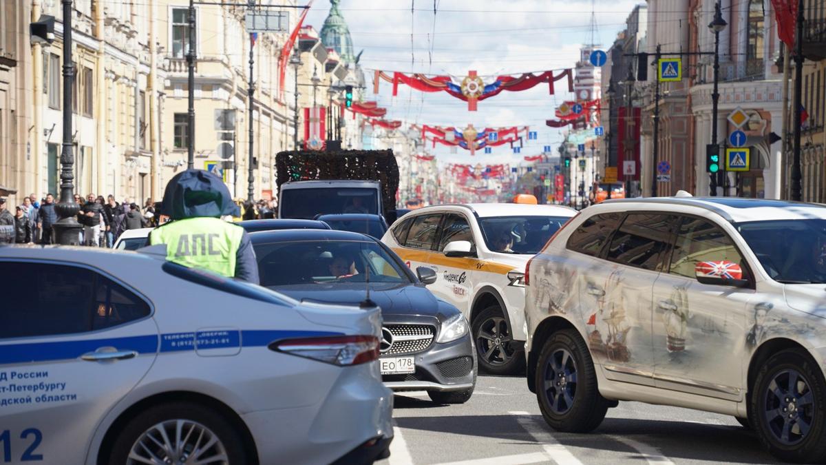 Центр Петербурга снова перекрыли — в городе проходит репетиция парада