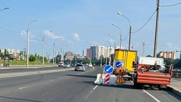 Водоканал огородил участок Октябрьской набережной из-за провала люка