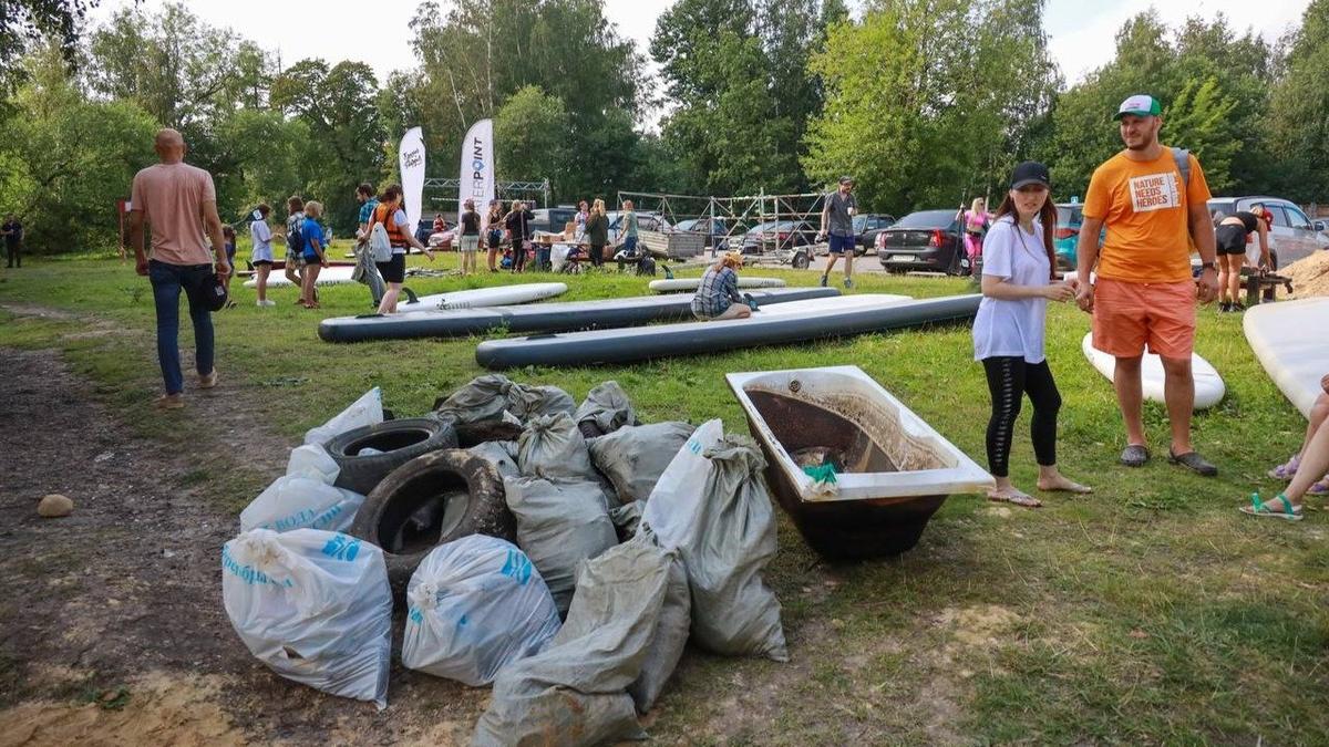 Волонтеры-сапбордисты выловили из реки Охты чугунную ванну и собрали на берегу 28 мешков мусора