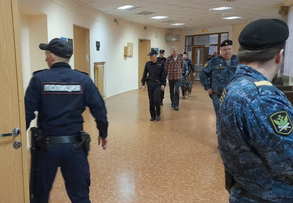 Олег Белоусов в окружении конвоя и приставов Московского районного суда. Фото: Анна Мотовилова / MR7