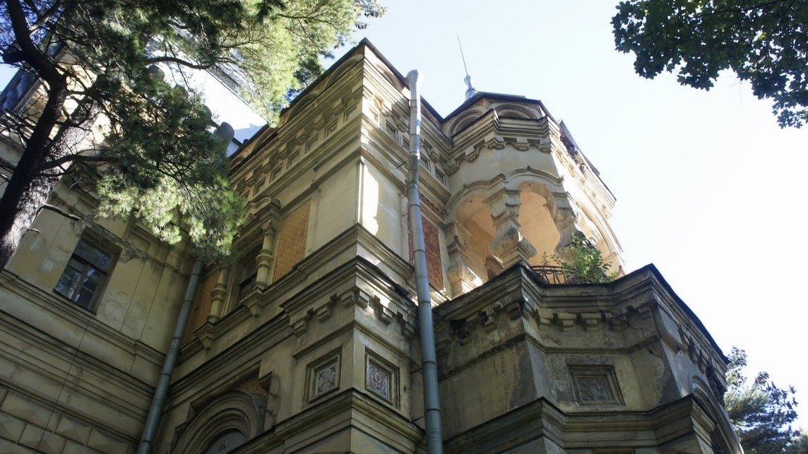 Пустующая историческая дача Чернова на Октябрьской набережной начала притягивать сталкеров