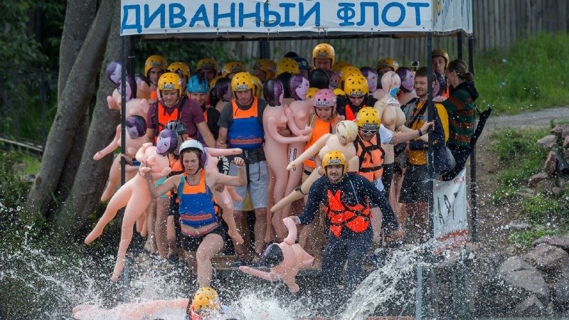 Петербуржцы сплавляются по Вуоксе на резиновых женщинах и выясняют, кто быстрее