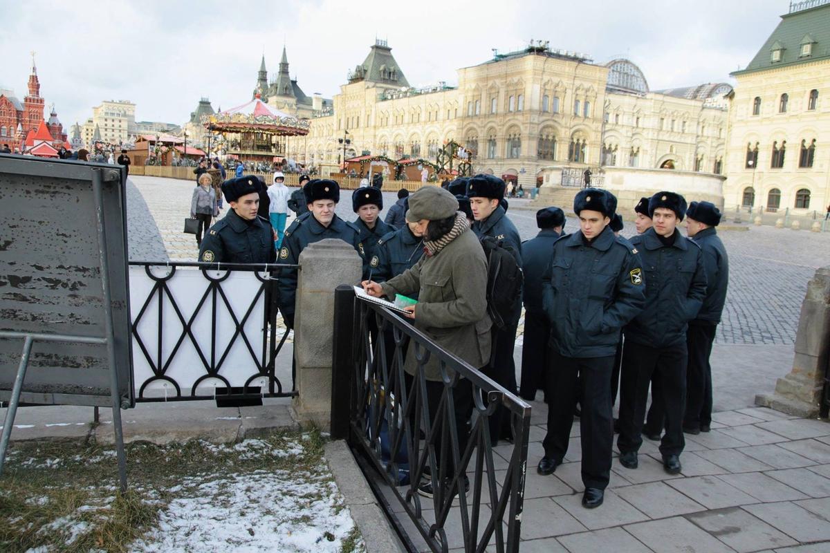 Цианид злой рисует собственной кровью вид на Красную площадь. Его попросили с неё уйти. Фото: Алехандро Эласко