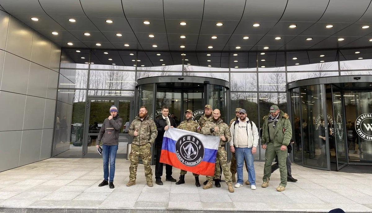 Бойцы у входа в ЧВК «Вагнер центр». Фото: Андрей Швед / MR7