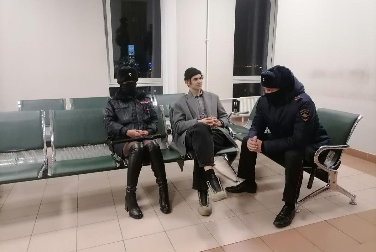 Владислав Леонтьев с конвоем. Фото: MR7