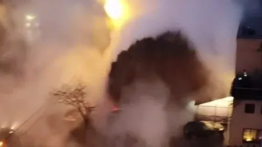 Пострадавший при прорыве трубы на Маршала Казакова находится в больнице