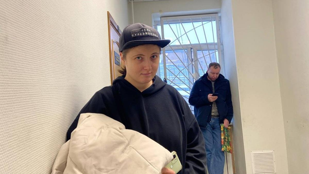 Лена Патяева перед заседанием. Фото: Валерия Шимаковская / MR7