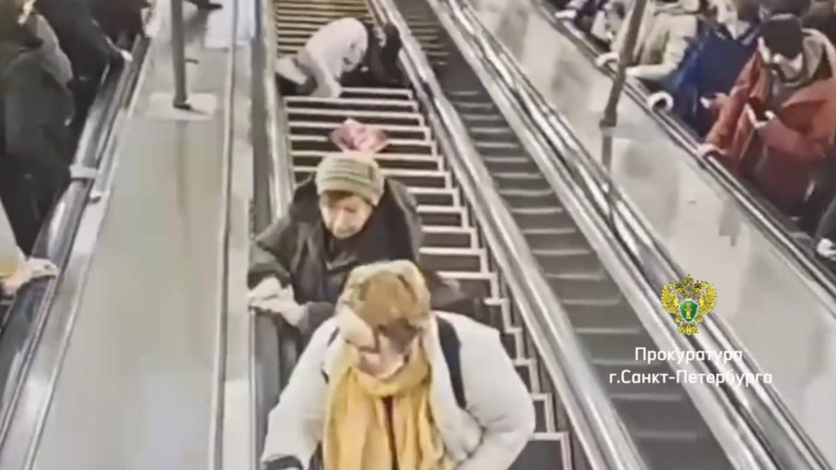 Прокуратура проводит проверку после падения пассажиров на эскалаторе станции «Василеостровская»