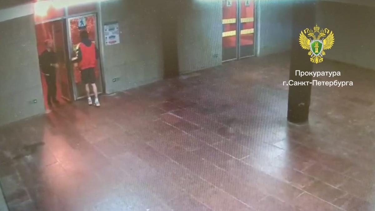 24-летний петербуржец разбил молотком дверь в вестибюле станции «Купчино»
