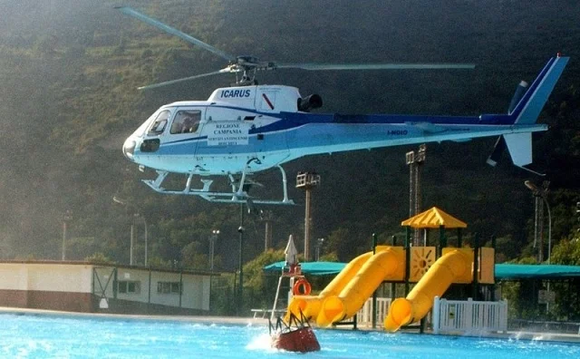 800px-Helicoptere_bombardier_d_eau_Italie.jpg