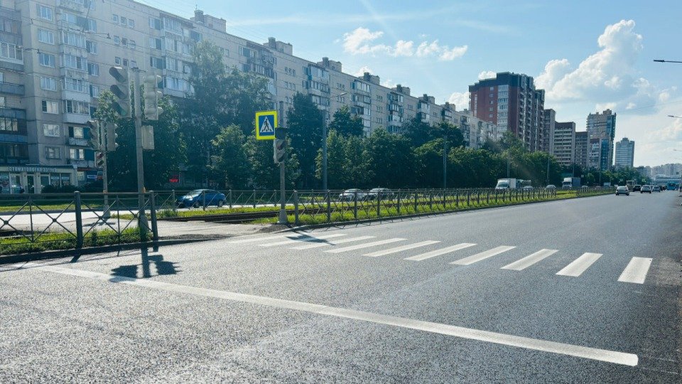 На проспекте Испытателей уложили почти четыре километра нового асфальта