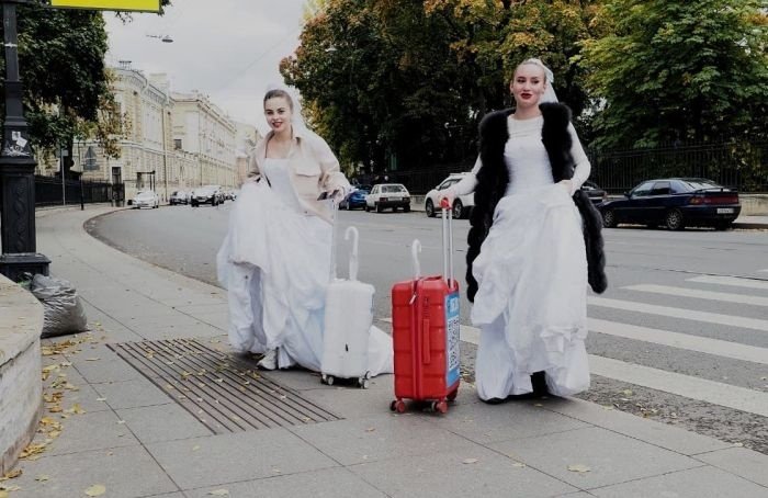 Сотни невест с чемоданчиками с QR-кодами заполонили центр Петербурга
