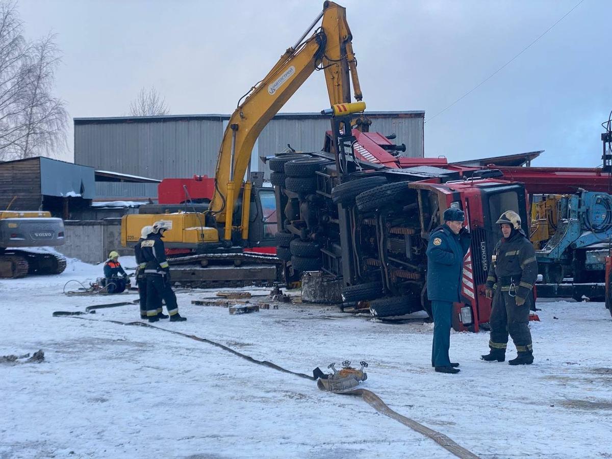 Двое пострадали при падении крана в Уманском переулке. СК начал проверку. —  Новости Санкт-Петербурга › МР7.ру