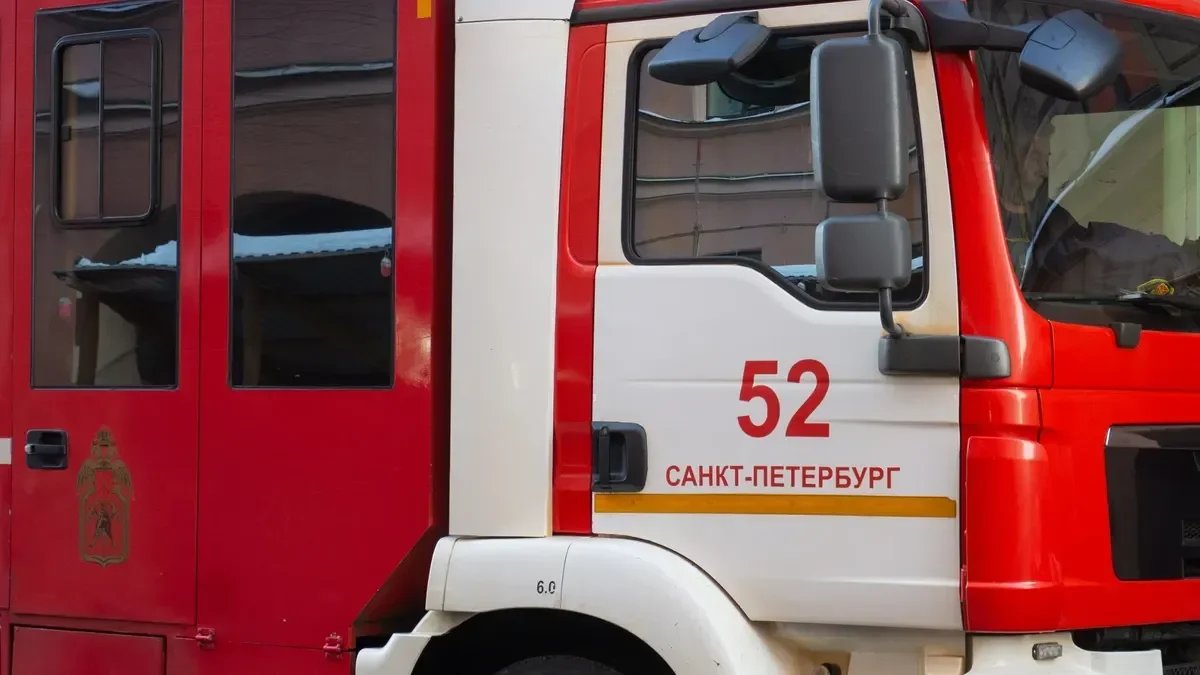 12 жителей коммунальной квартиры в Адмиралтейском районе эвакуировали ночью из-за пожара. Есть пострадавший